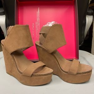 Vince Camuto - Nubuck Platform Wedge - 7.5